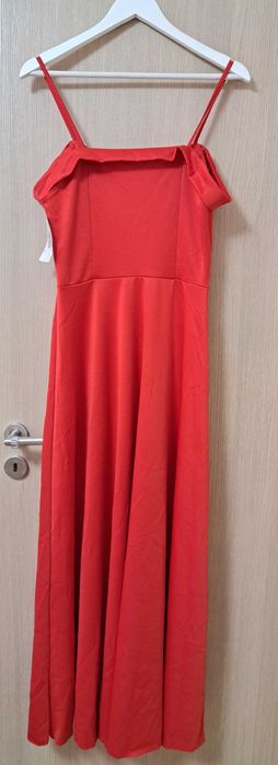 Дамска червена рокля с цепка. Нова