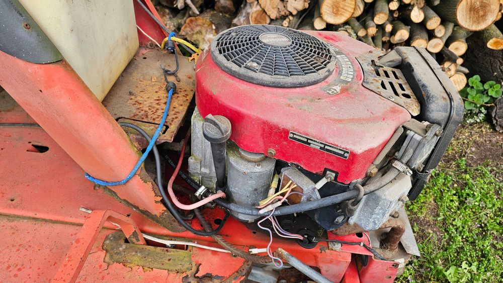 Tракторна косачка с двигател Briggs & Stratton Vanguard 16HP V-Twin - ЗА ЧАСТИ