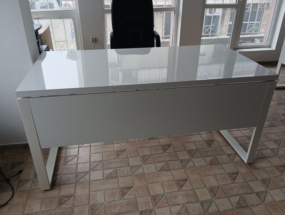 Офис мебели бели