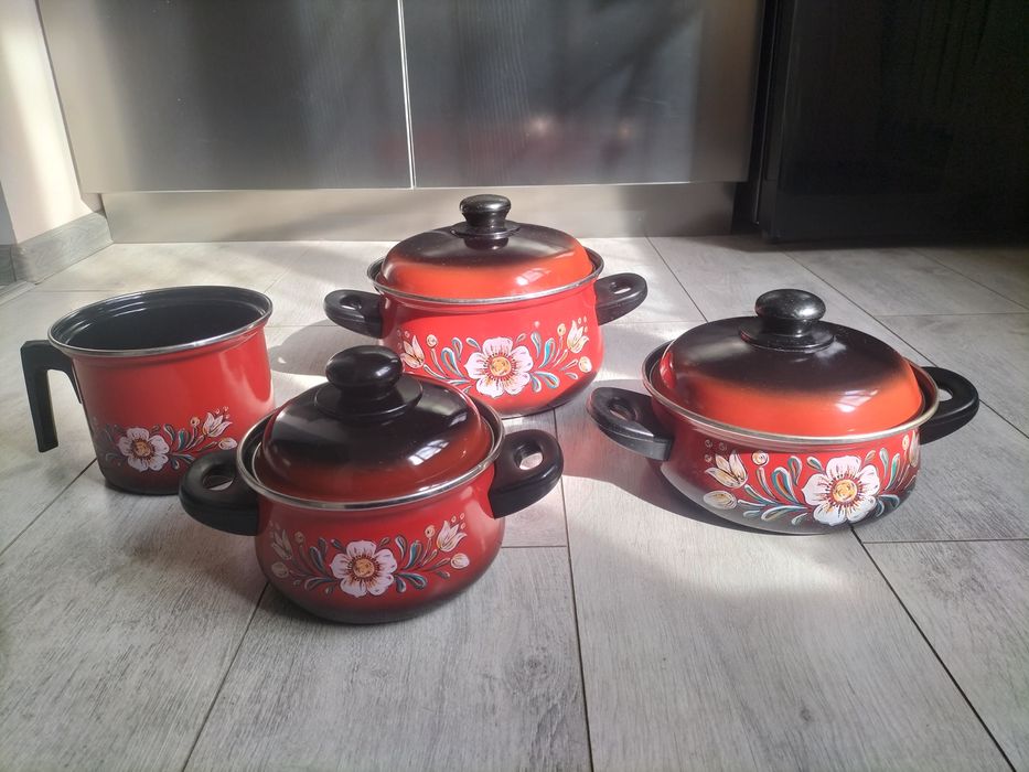 Набор эмалированных кастрюль из 4 предметов
