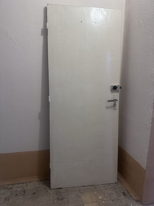 Дверь входная белого цвета