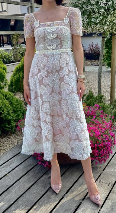 Rochie elegantă, unică și rafinată.