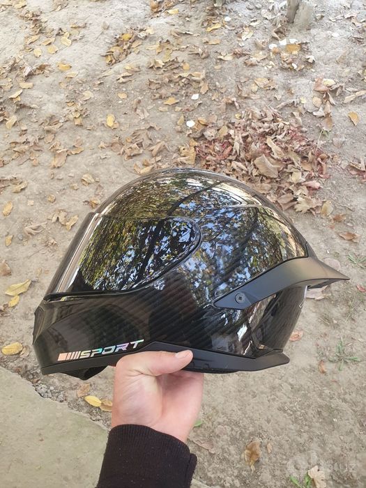 Moto kaska karboniviy