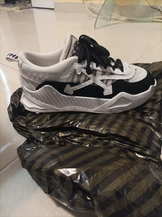 ând o gamă variată de adidași, perfecți pentru orice stil! Avem multe