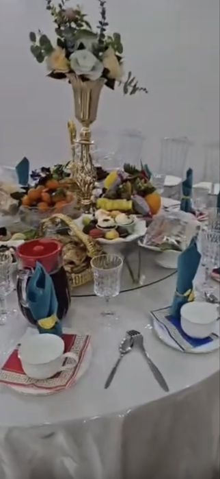 Аренда столов с прозрачными стульями и с посудами