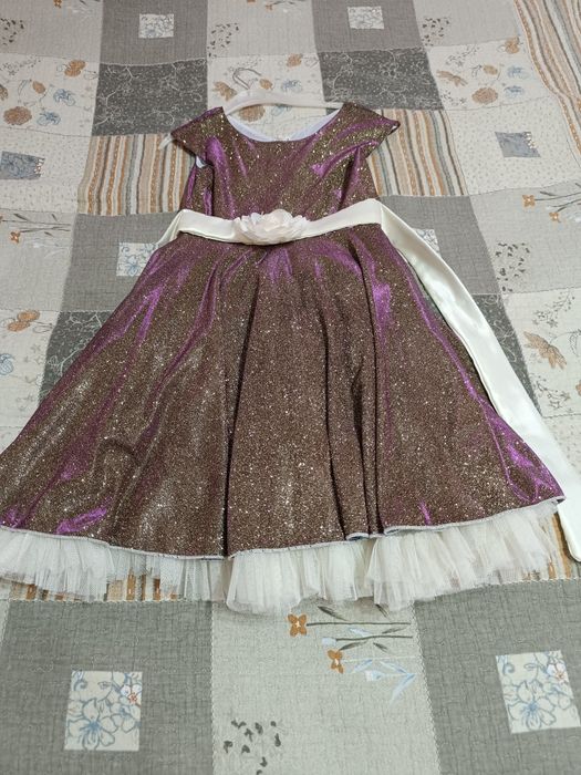 Продам красивые платья  на девочку .