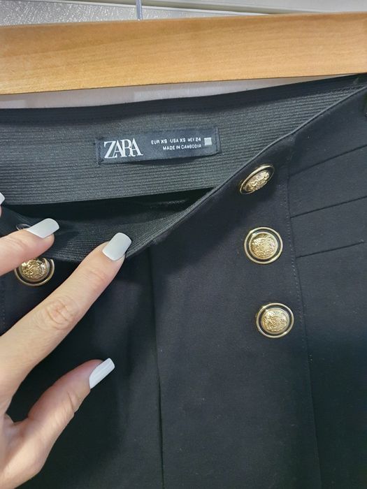 Pantaloni elastici cu accesorii aurii, marca Zara