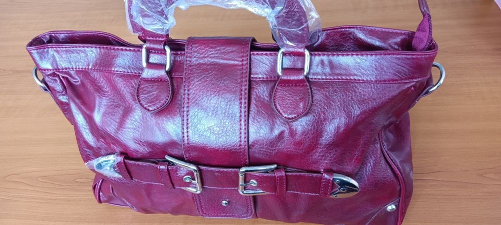 Дамска чанта от зелена еко кожа с къса и с дълга дръжка и ефектна катарама.Разпределението вътре е от две отделения и преграда с цип в средата