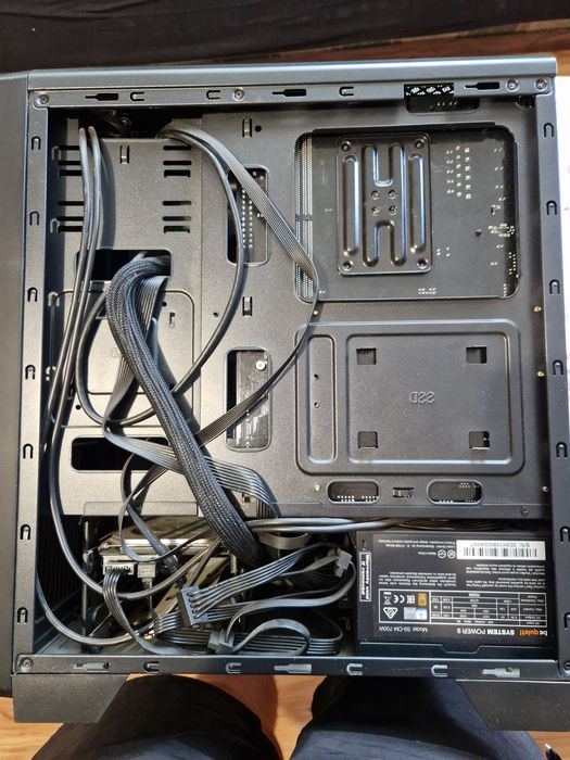 Продава се настолен гейминг компютър и подаръци