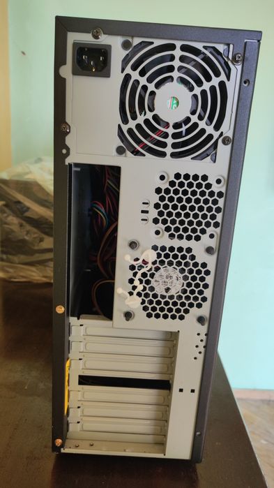 Компютърна кутия IBM eServer xSeries 205 (с захранване)