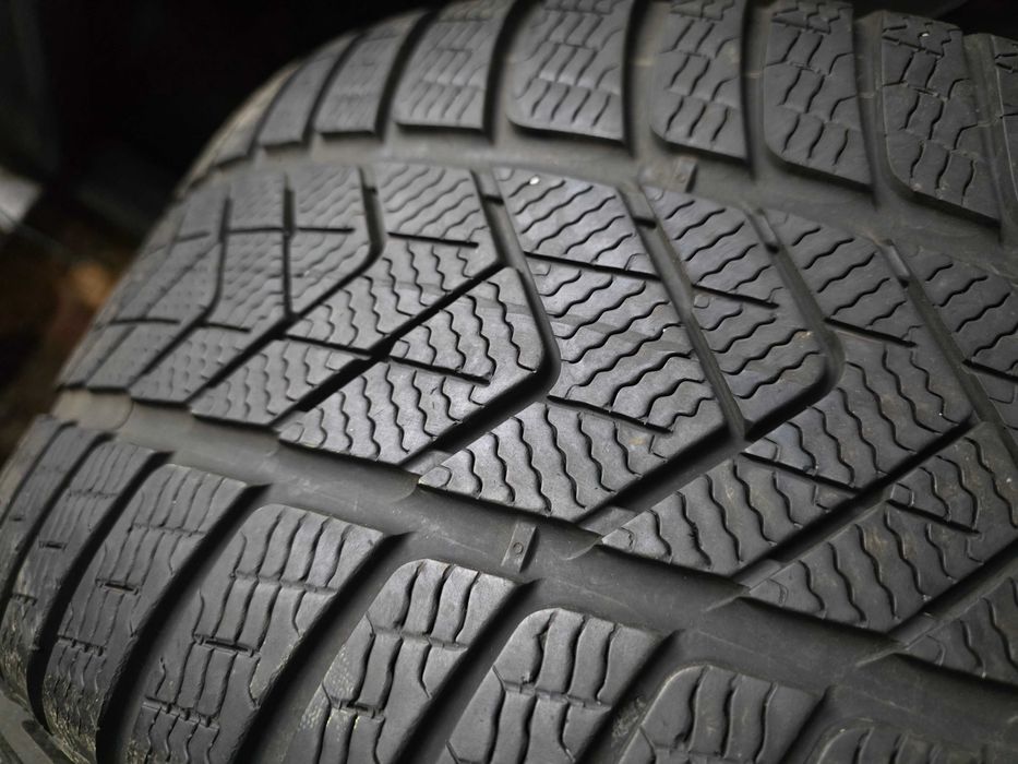 Зимни гуми пакет 225 45 18 и 255 40 18 - Pirelli BMW
