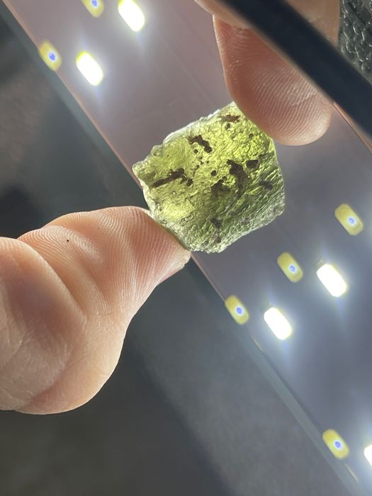 истински скъпоценен камък молдавит, метеорити, кристали