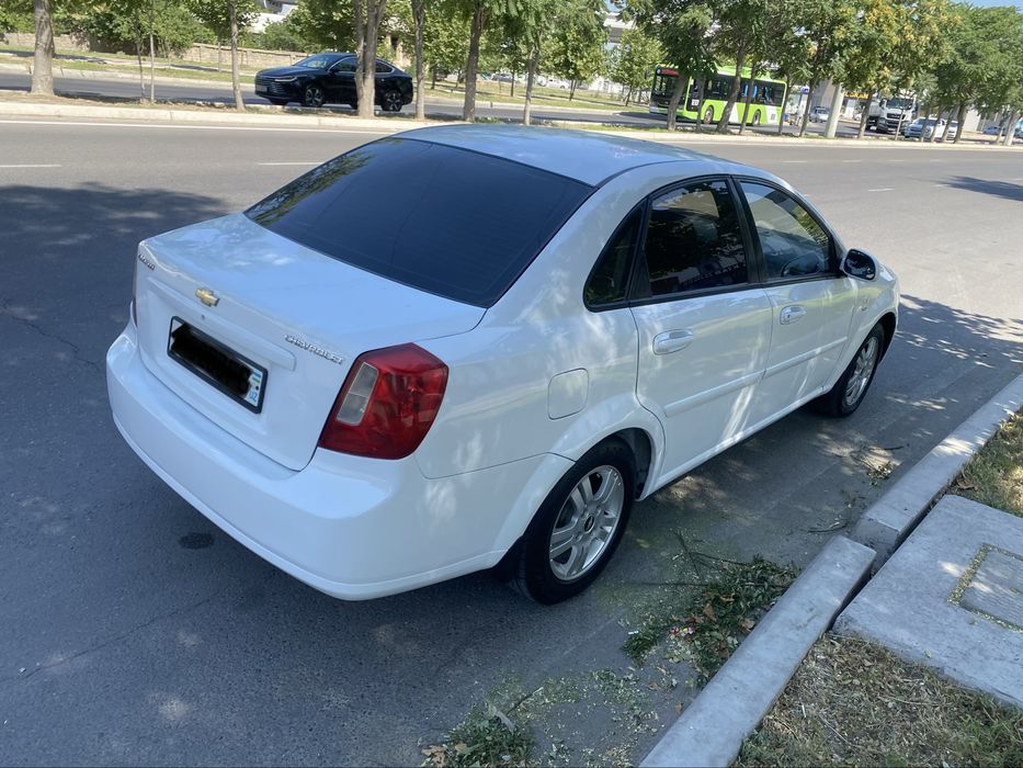 Lacetti 1,8 sotiladi