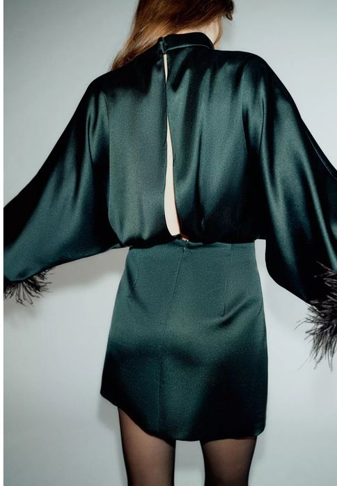 Нова с етикет рокля ZARA с пера