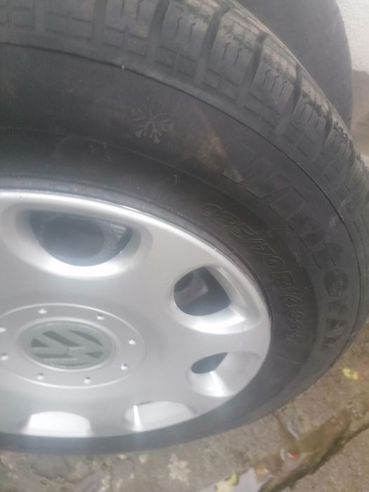 Vânt roți iarna golf 4 preț 500 lei capacele incluse în pret