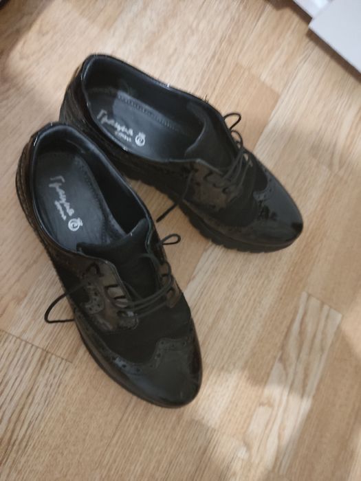 Дамски обувки от черен велур и лак