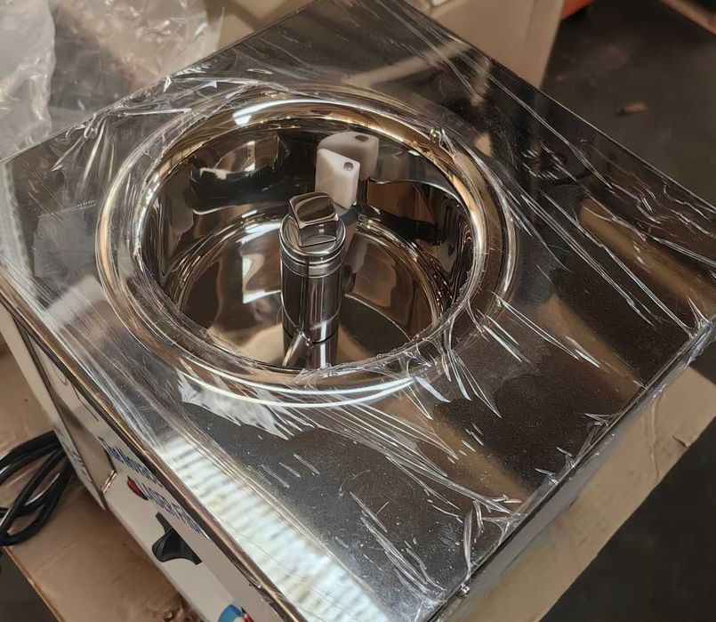 Masina pentru preparat inghetata in casa, realizata din inox alimentar, compacta, economica