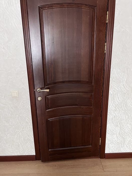 Дверь  из массива дерева