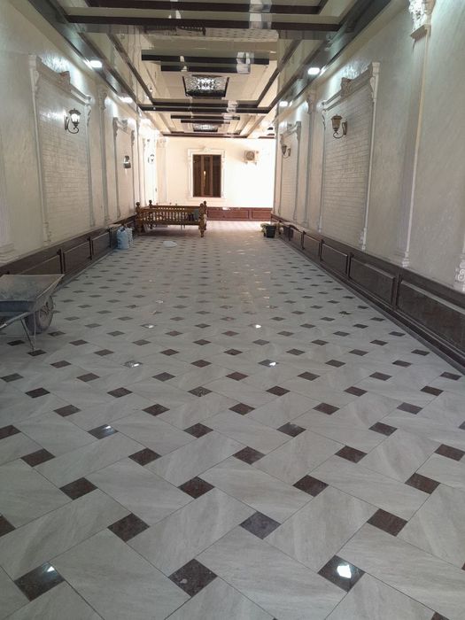 Профессиональный мастер по укладке плитки.