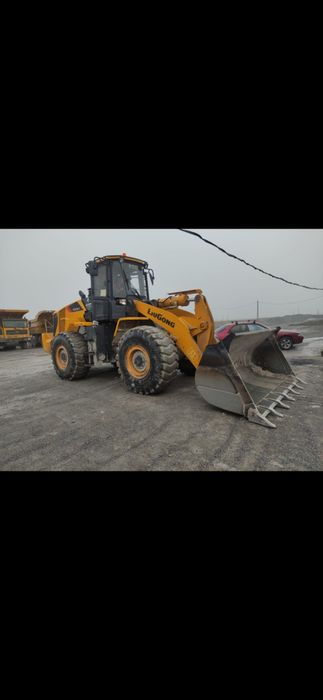 Услуги, аренда погрузчика  3куба и катка 16 тонн каток