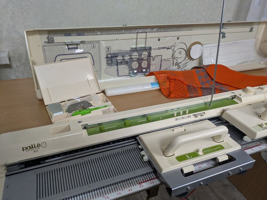 Вязальная  машина Brother kh881