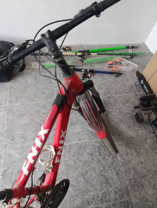 велосипед стоит без дела