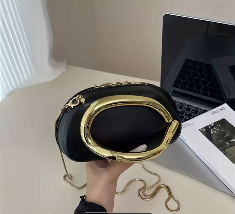 Стилна черна дамска чанта с модерна златна дръжка