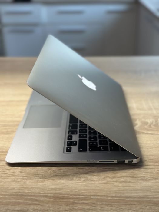 MacBook Air 13” Early 2015 – Intel Core i5 | 8 GB RAM | 256 GB SSD