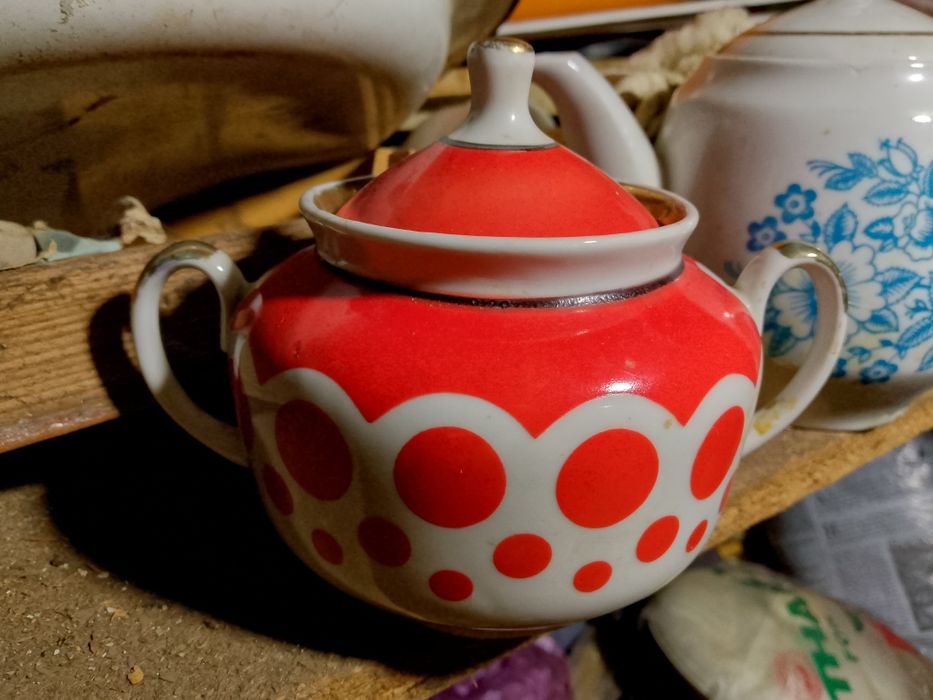 Продам посуду и тумбочки синие