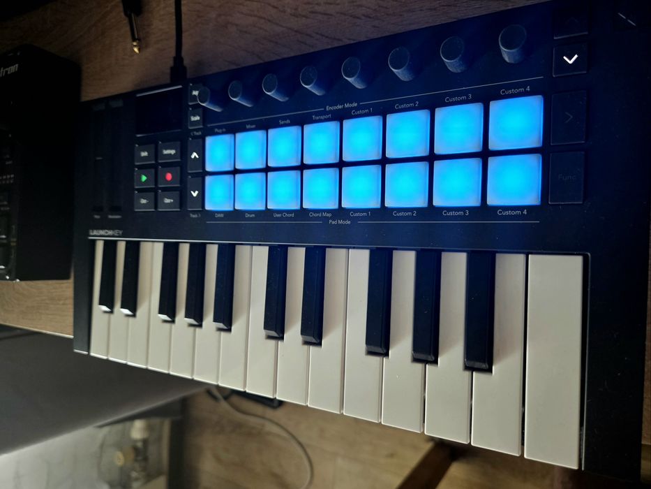 Миди контроллер Novation launchkey 25 mk4