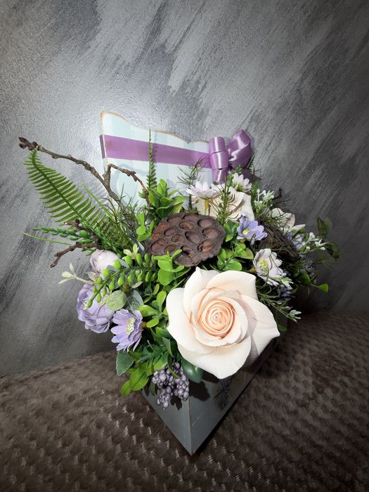 Aranjamente de Craciun cu flori lucrate manual.