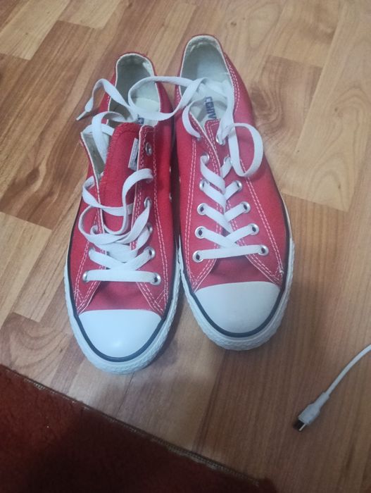 Vând Teniși Converse