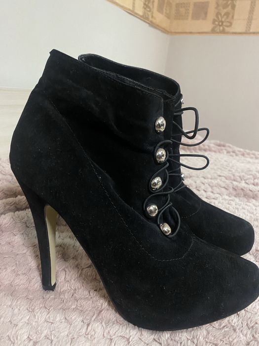 Дамски затворени обувки с ток