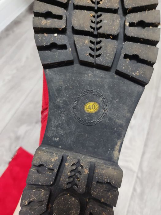 Продам женские ботинки