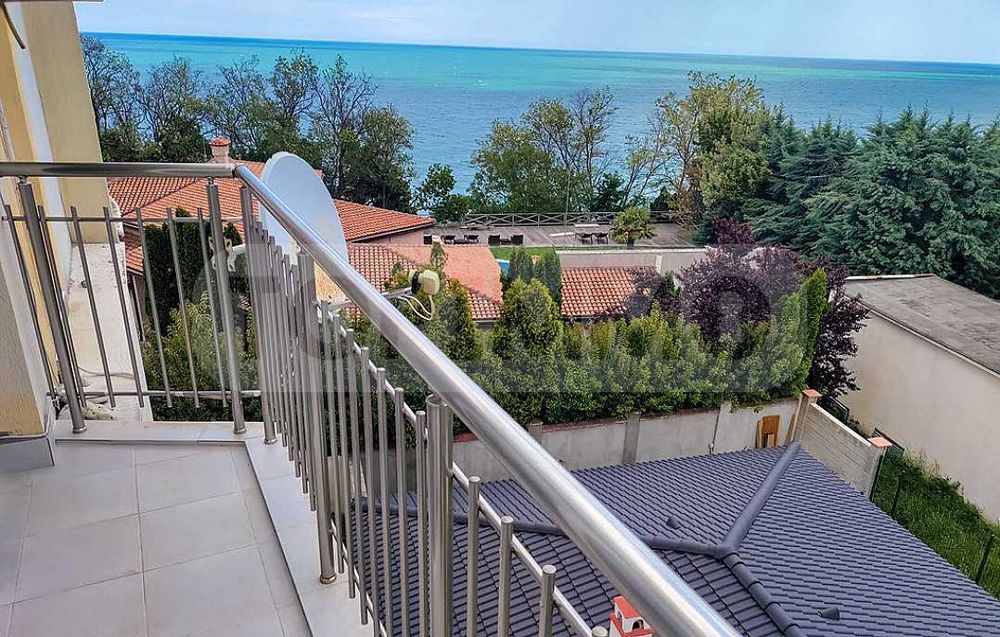 Двустаен апартамент с уникална морска гледка в град Бяла