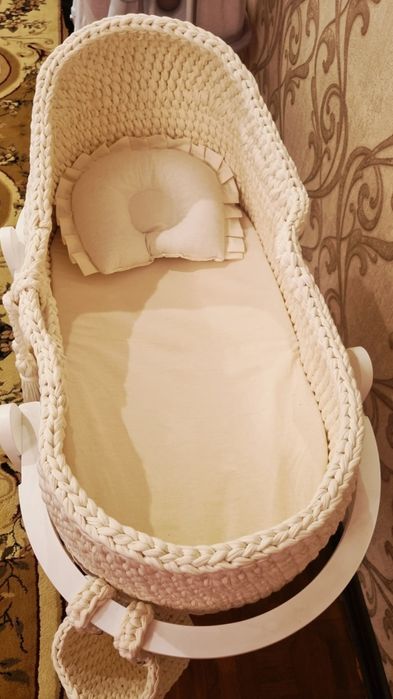 Люлька вязаная светло-бежевого цвета для новорождённых