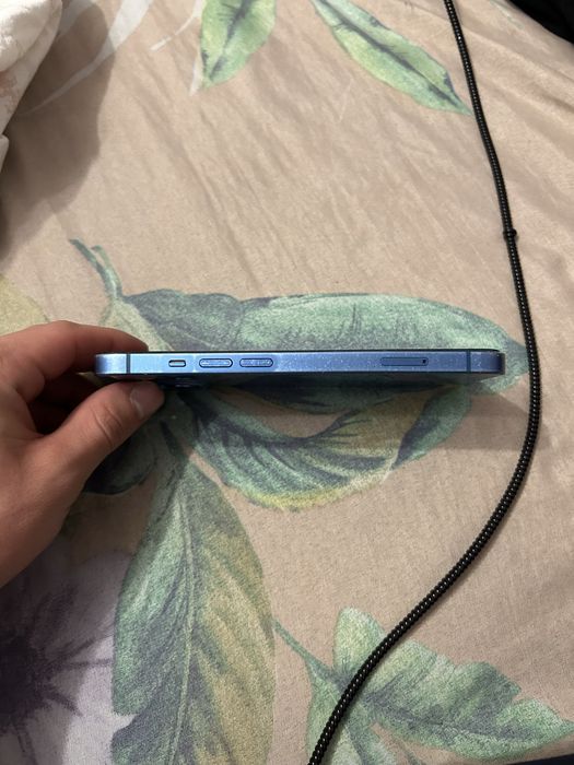 Продам iPhone 13