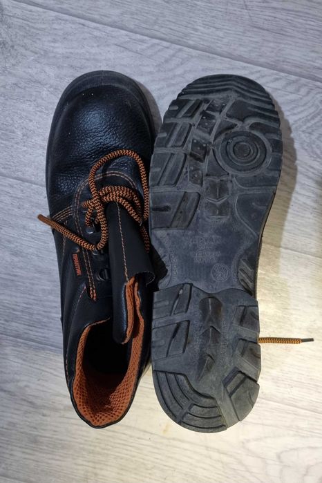 Продам рабочие ботинки