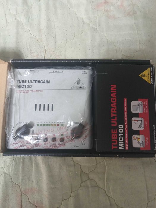 Микрофонный линейный предусилитель Behringer Mic 100.