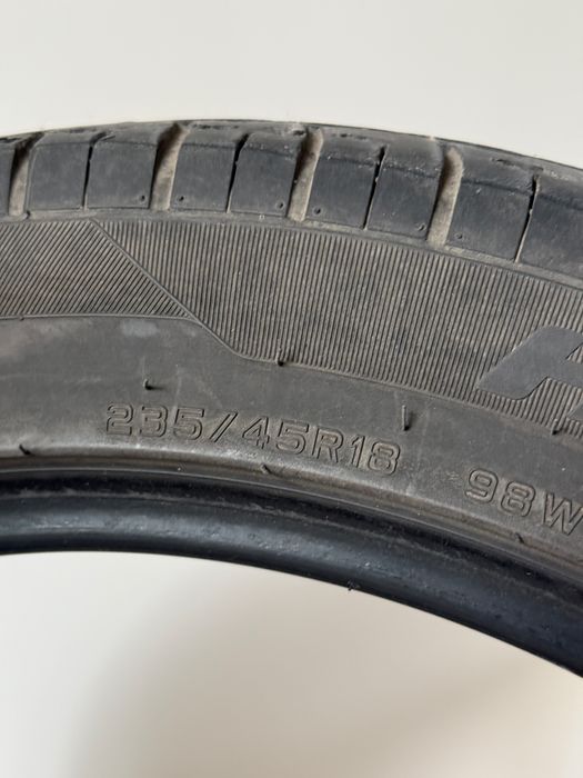 Продам летнюю резину 235/45/18.