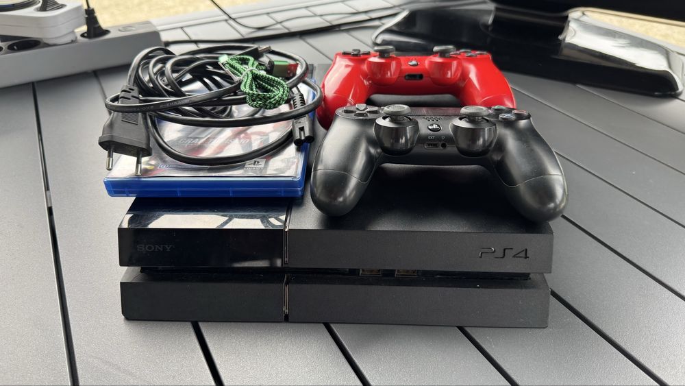 Consola Sony playstation 4 cu 2 manete originale