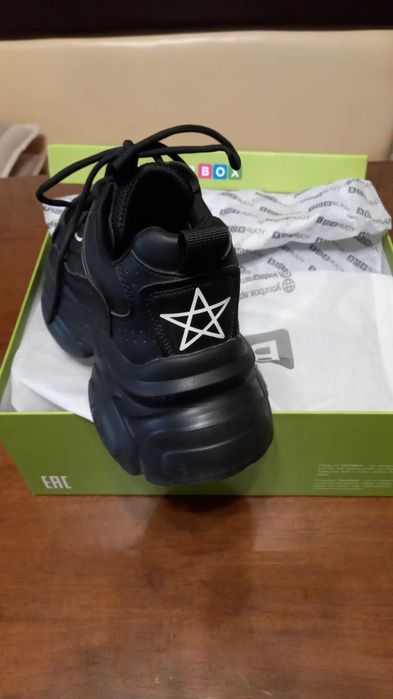 Продам кросовки для девочек 38 размер