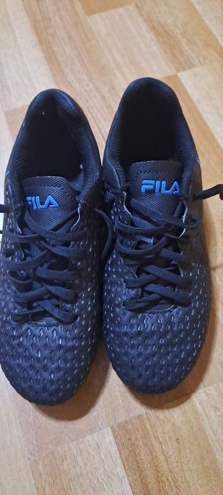 Adidasi de fotbal cu crampoane