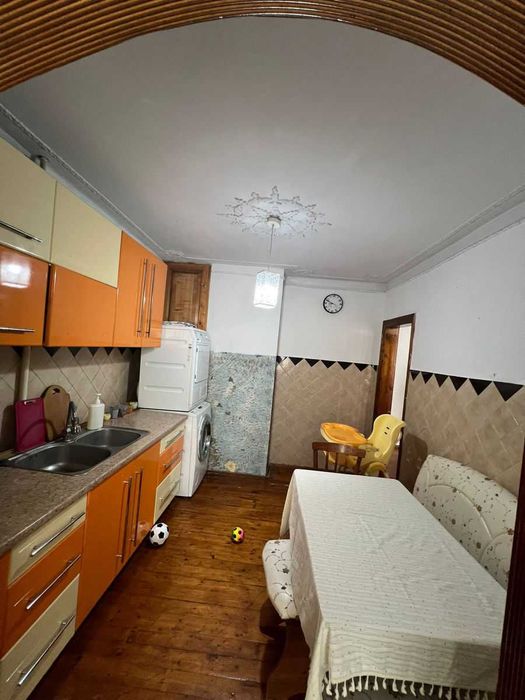 Дава се под наем Етаж от къща в София, Карпузица - 80 кв.м за 375 € - Снимка #1
