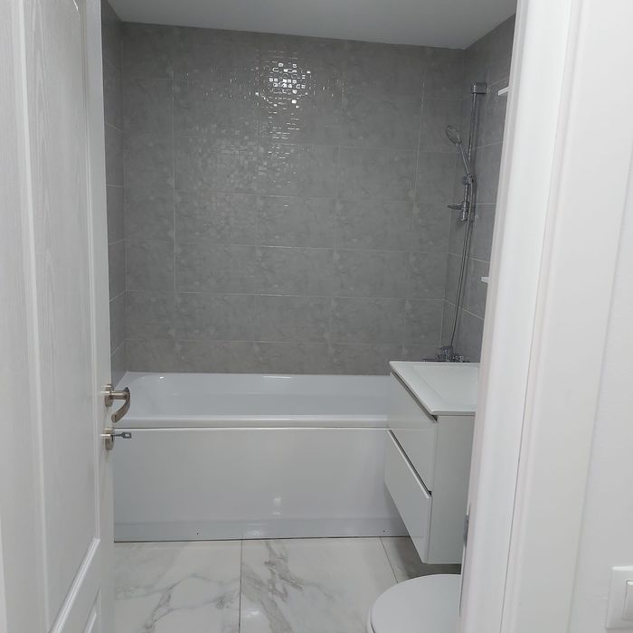 Inchiriez apartament cu 2 camere,decomandat