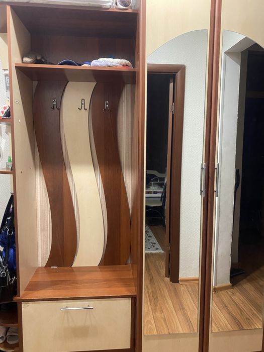 Продам прихожую с зеркалом