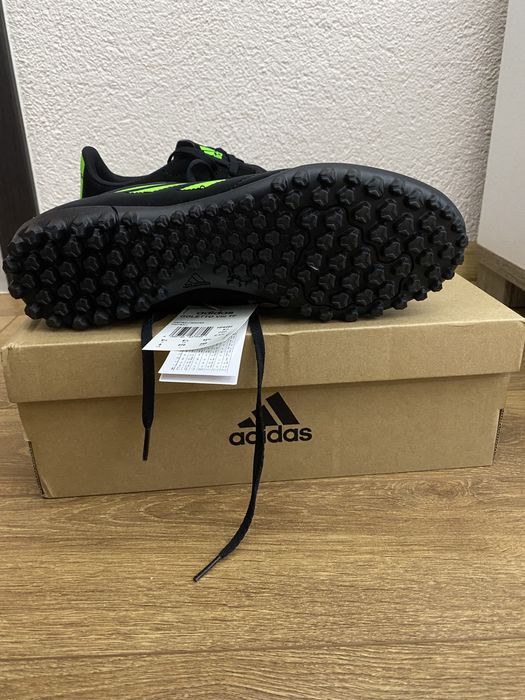 Маратонки “стоножки” Adidas за изкуствен терен