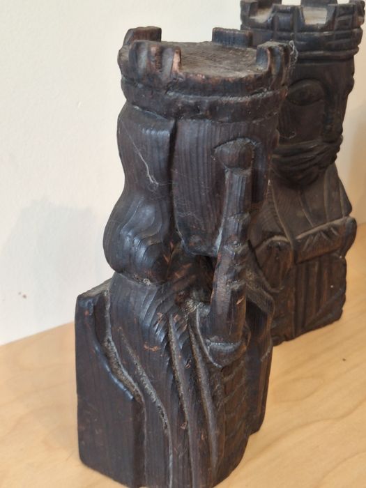 Figurine regale din lemn