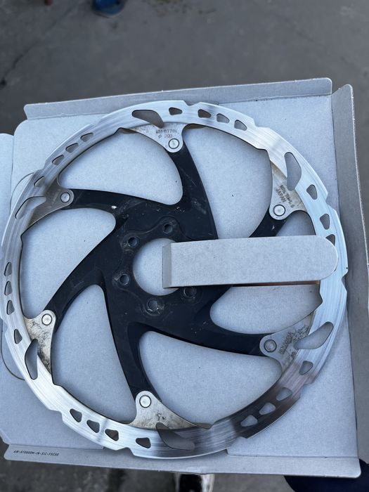 Disc shimano rt76L   203mm