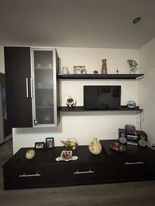 Vând set mobilă+masă+scaune